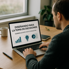 Un equipo de diseño de UX presentando hallazgos de investigación y prototipos a ejecutivos de negocio en una sala de juntas.